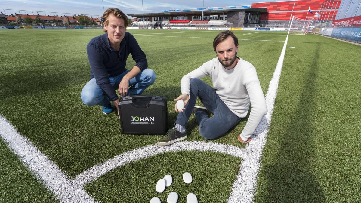 Robin van Kappel links en Jelle Reichert van JOHAN Sports met een aantal sportsensoren
