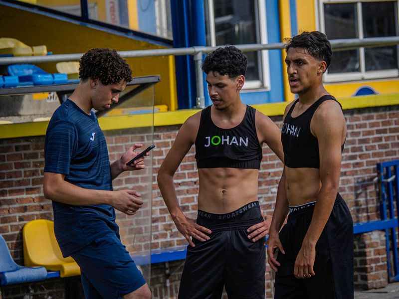 2 individual players receive real-time data feedback