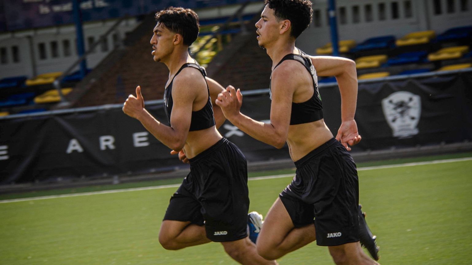 2 individual players running_2