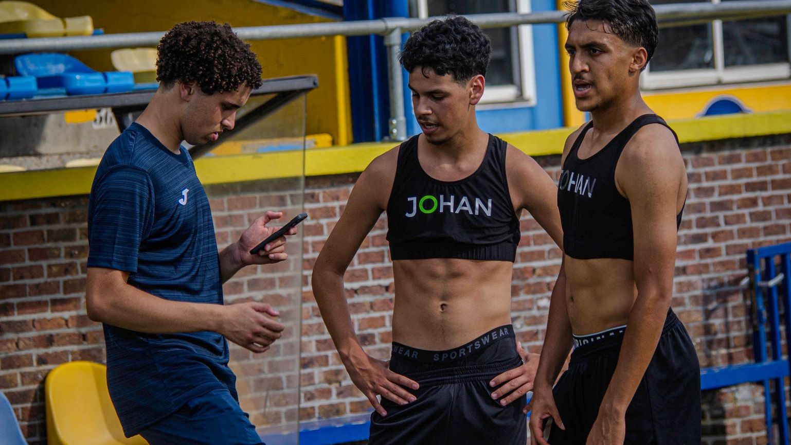 2 individual players receive real-time data feedback