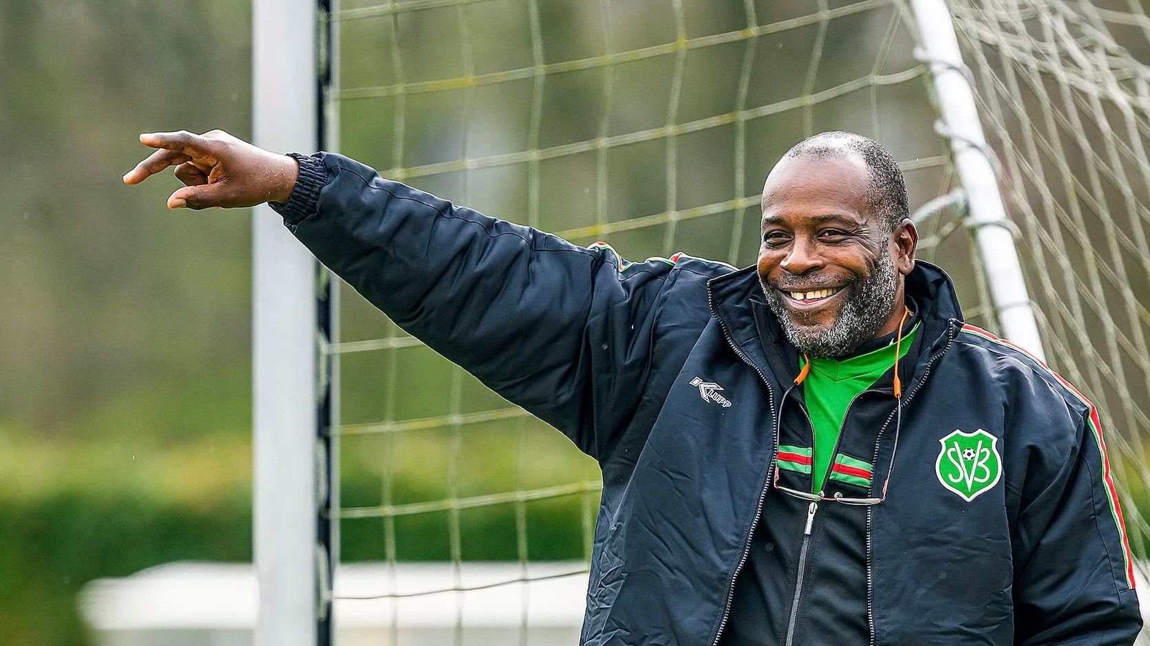 bondscoach-stanley-menzo-van-het-surinaams-elftal-tijdens-training-e1711360903854