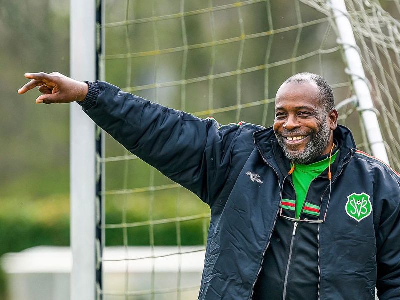 bondscoach-stanley-menzo-van-het-surinaams-elftal-tijdens-training-e1711360903854